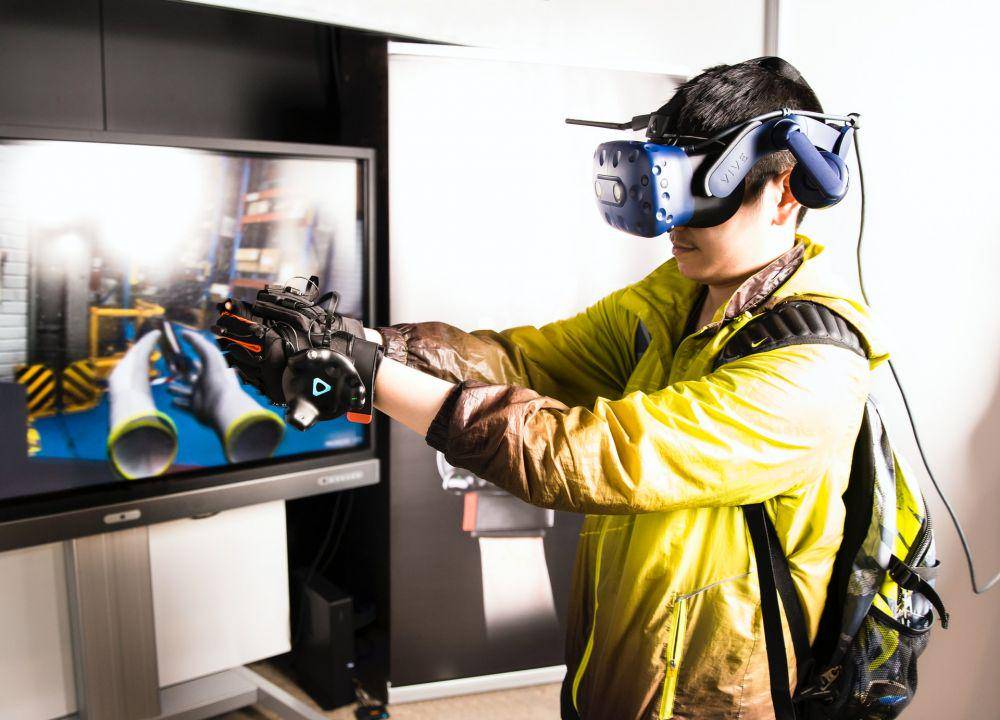 ilustrasi memainkan game dengan teknologi VR (unsplash.com/XR Expo)