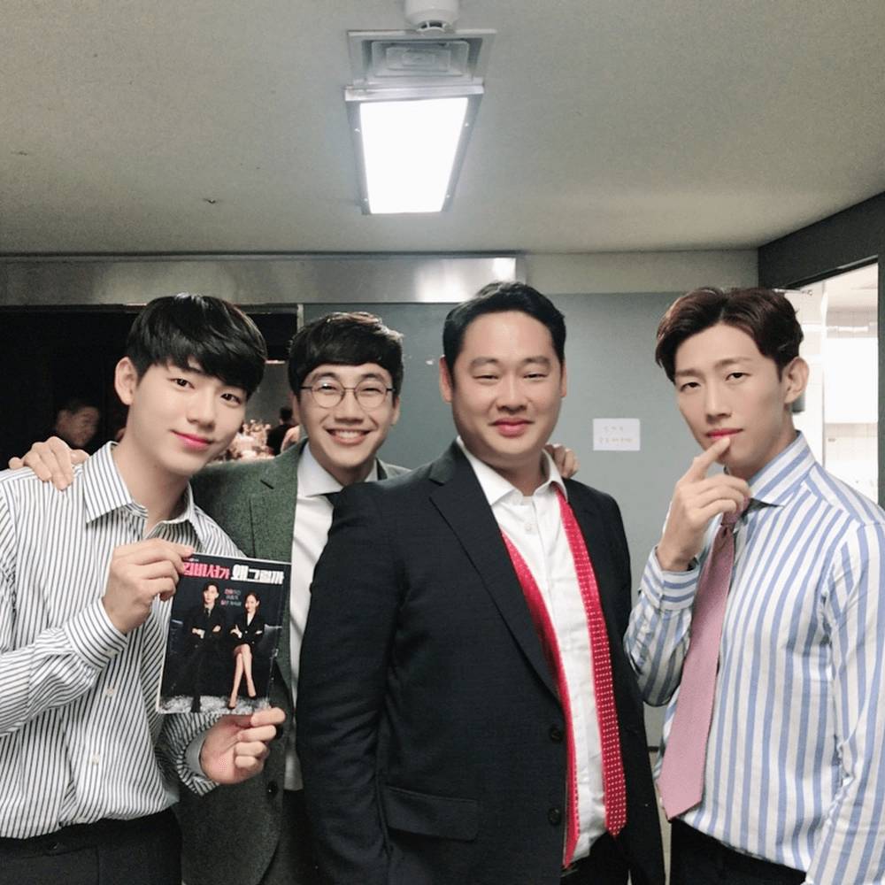 Bae Hyeon Seong bersama pemeran drama What's Wrong with Secretary Kim (instagram.com/baehyeonseong_)