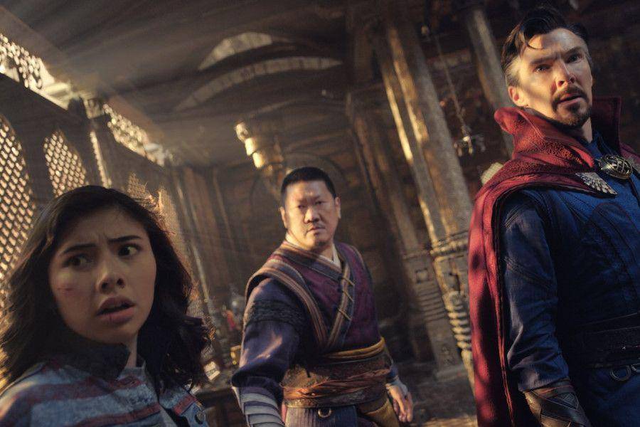 Xochitl Gomez, Benedict Wong, dan Benedict Cumberbatch dalam Doctor Strange in the Multiverse of Madness. (dok. Marvel/Doctor Strange in the Multiverse of Madness)