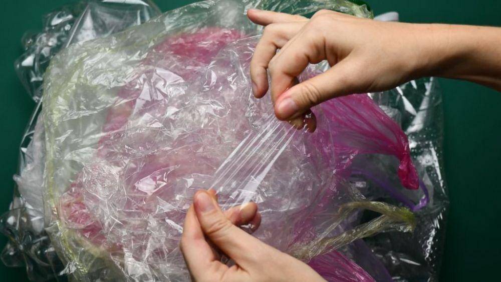 Plastik jenis polyethylene (https://www.istockphoto.com/photo/Ninel Roshchina)