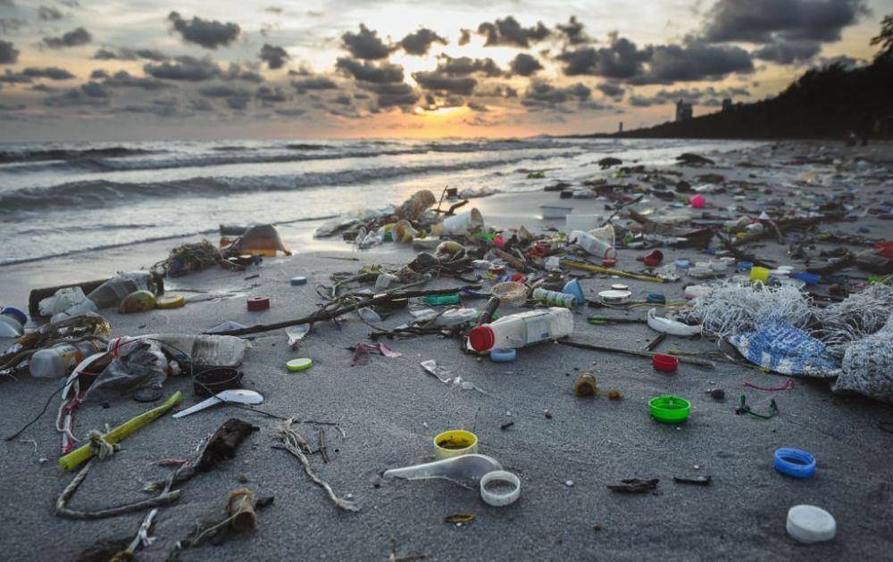 Potret plastik mencemari pantai (https://www.istockphoto.com/Nopadol Uengbunchoo)