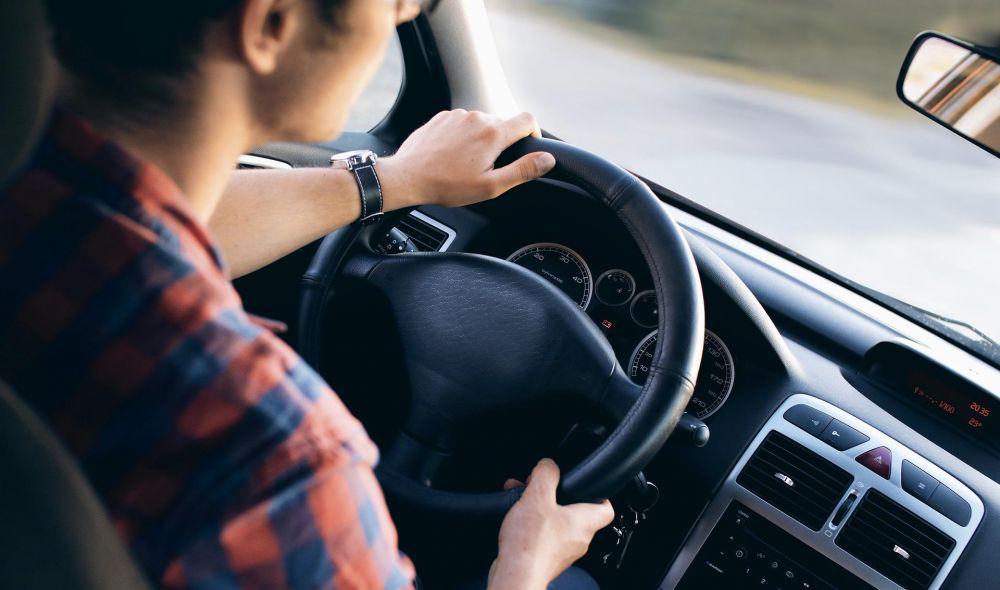 Hindari Konsumsi 6 Hal Ini sebelum Berkendara Mobil Jarak Jauh