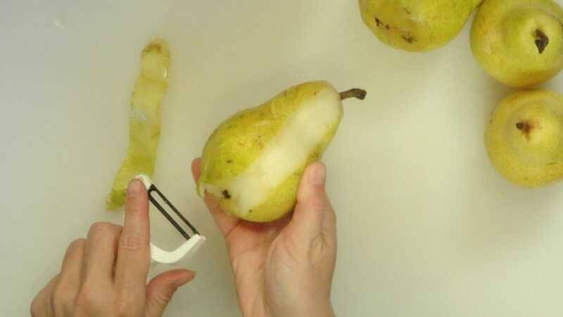 ilustrasi mengupas buah pear (bestlifetips.net)