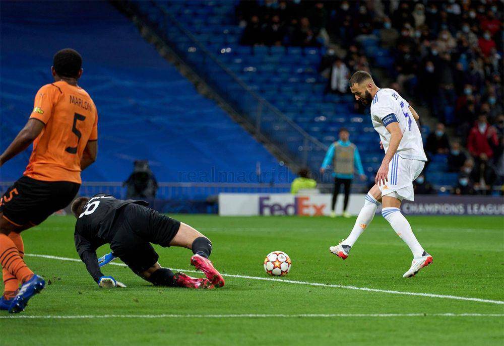 Karim Benzema ketika mencetak gol ke gawang Shakhtar Donetsk. (realmadrid.com)