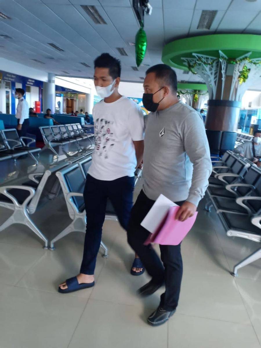 Briptu Hasbudi saat diamankan kemarin oleh Ditreskrimsus Polda Kaltara (istimewa)