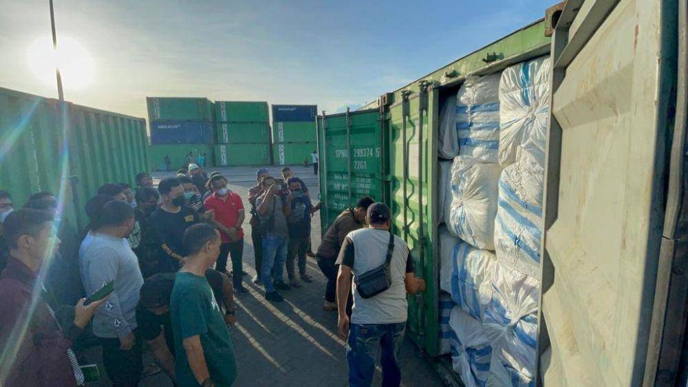 Polisi lakukan pengecekkan kontainer pakaian bekas, salah satu bisnis ilegal Briptu Hasbudi, sore tadi Kamis (21/5/2022) (istimewa)