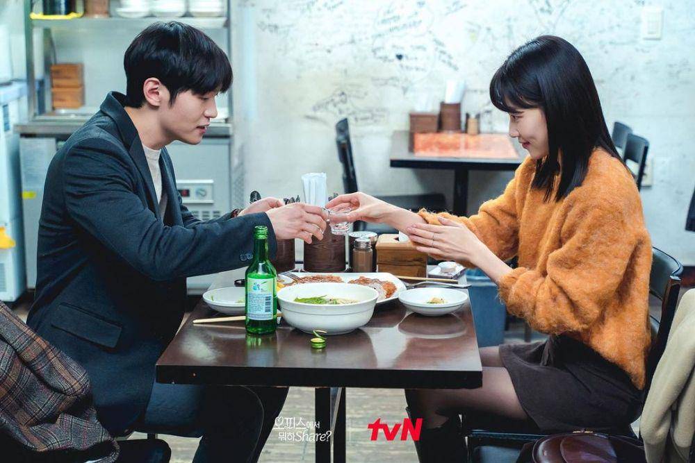 cuplikan drama O'PENing: What Are You Doing in the Office, Share? (instagram.com/tvn_o.pening)