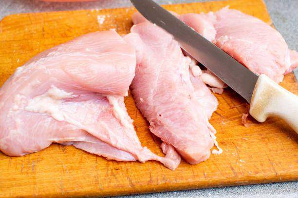 ilustrasi memotong daging ayam (pixabay.com/Nebasin)