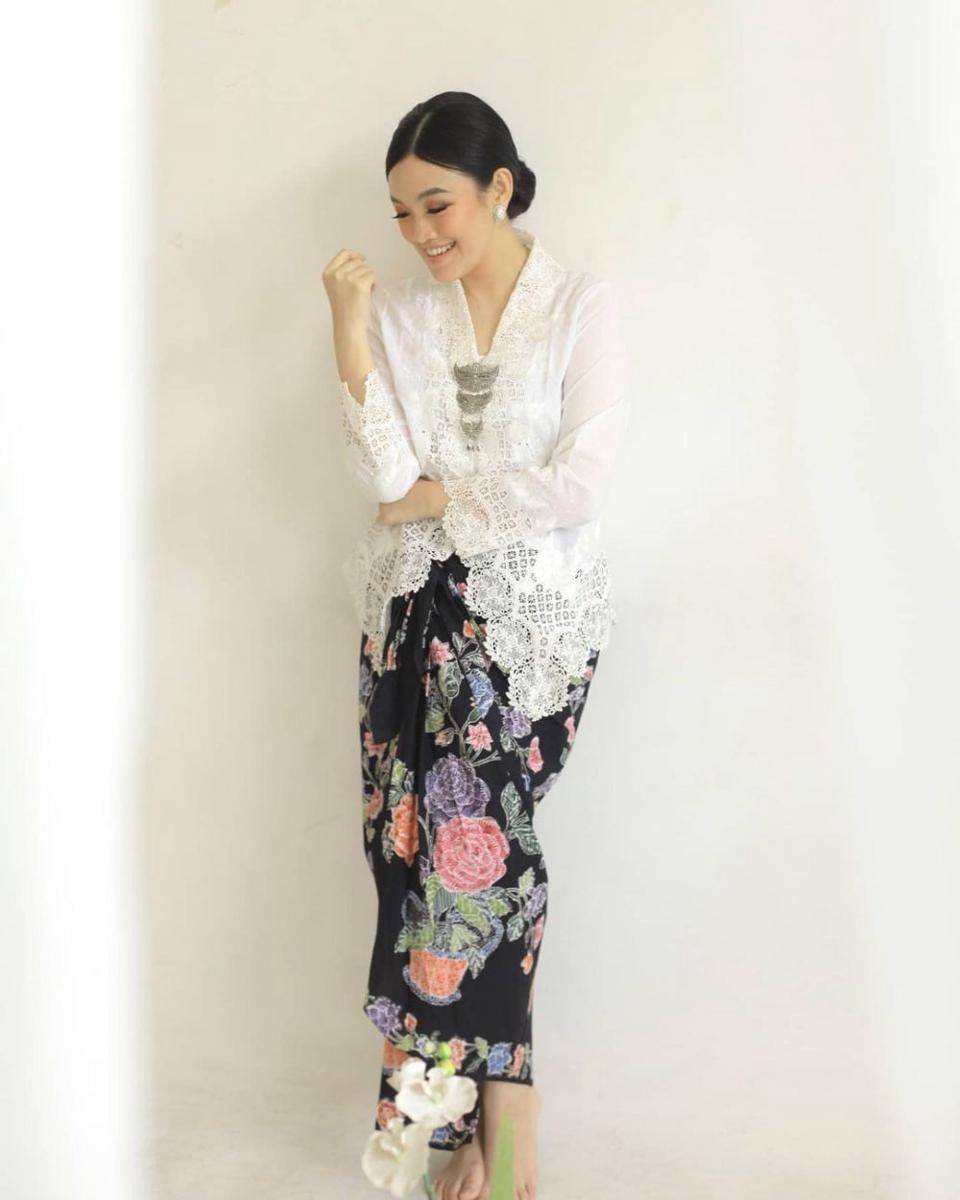 Kebaya Meta Hanindita (instagram.com/metahanindita)
