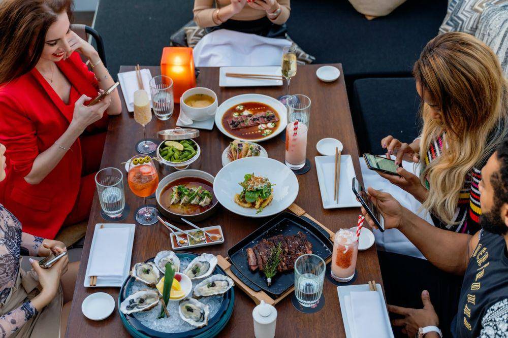 ilustrasi makan di restoran (pexels.com/Denys Gromov)
