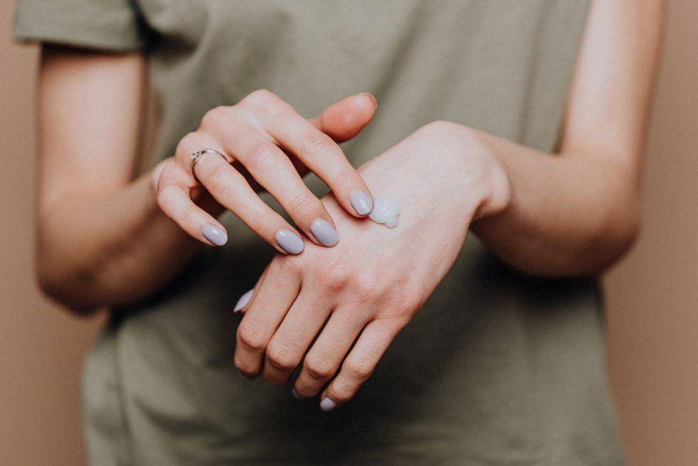 ilustrasi mencampurkan moisturizer dan face oil (pexels.com/Karolina Grabowska)