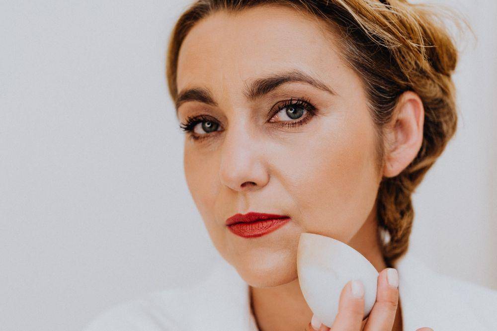 ilustrasi mengaplikasikan makeup menggunakan makeup sponge (pexels.com/Karolina Grabowska)