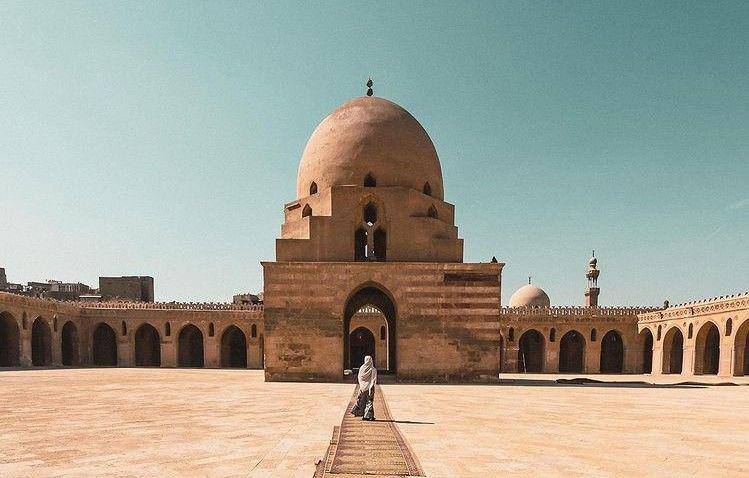 Mosque of Ibn Tulun di Mesir (instagram.com/harrisdrophotography)
