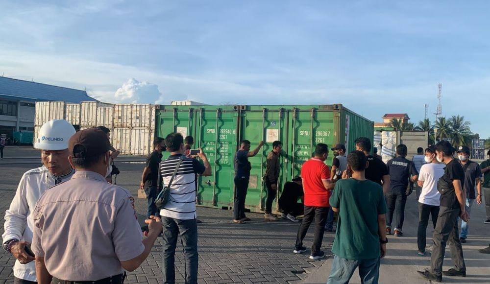 Penyitaan selundupan pakaian bekas dari Malaysia ke Kaltara. Foto istimewa
