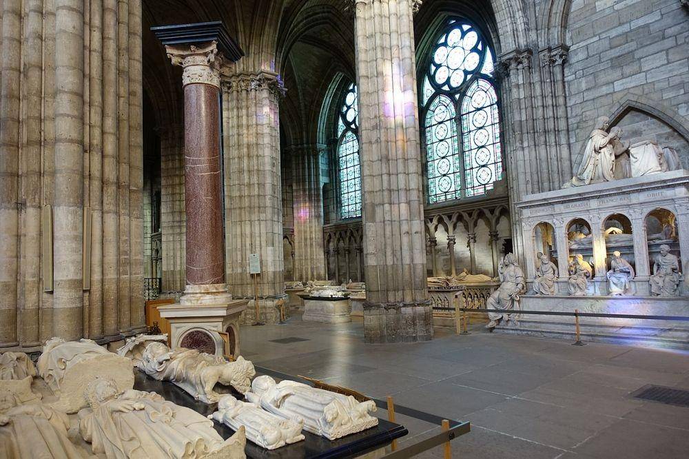 tempat pemakaman sejumlah Raja dan anggota keluarga monarki Prancis di Basilika Saint Denis (commons.wikimedia.org/Guilhem Vellut)