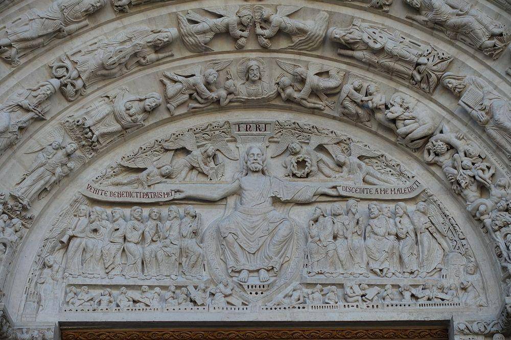 pahatan patung yang berada di atas pintu utama Basilika Saint Denis (commons.wikimedia.org/Guilhem Vellut)