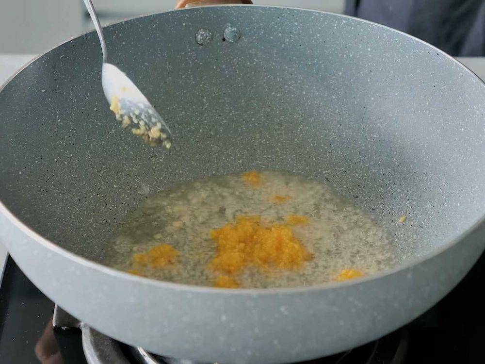 ilustrasi menumis bawang putih (youtube.com/Willgoz Kitchen)