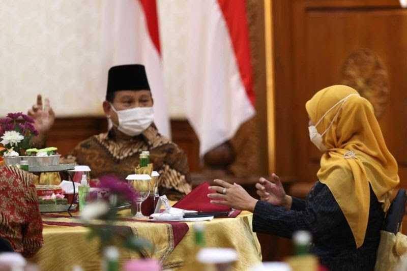 Ketua Umum Partai Gerindra Prabowo Subianto bersilaturahmi kepada Gubernur Jawa Timur Khofifah Indar Parawansa saat hari kedua Idulfitri 1443 Hijriah di Gedung Grahadi, Selasa (3/5/2022). (ANTARA/HO-Gerindra Jatim).