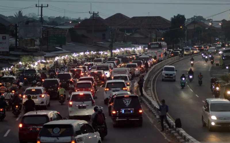 H+3 Lebaran, Kendaraan Arus Balik di Nagreg Mulai Padat Malam Ini