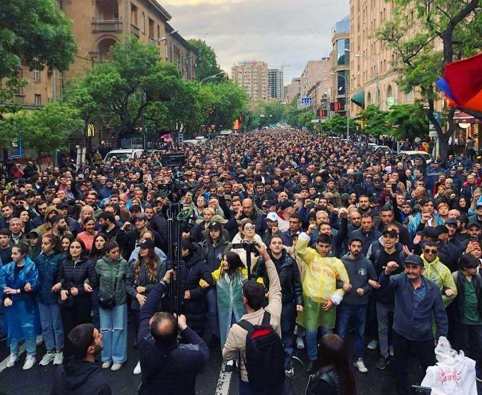 Suasana demonstrasi anti-pemerintah di Yerevan, Armenia pada Senin (2/5/2022) (twitter.com/AnnaATurcotte)