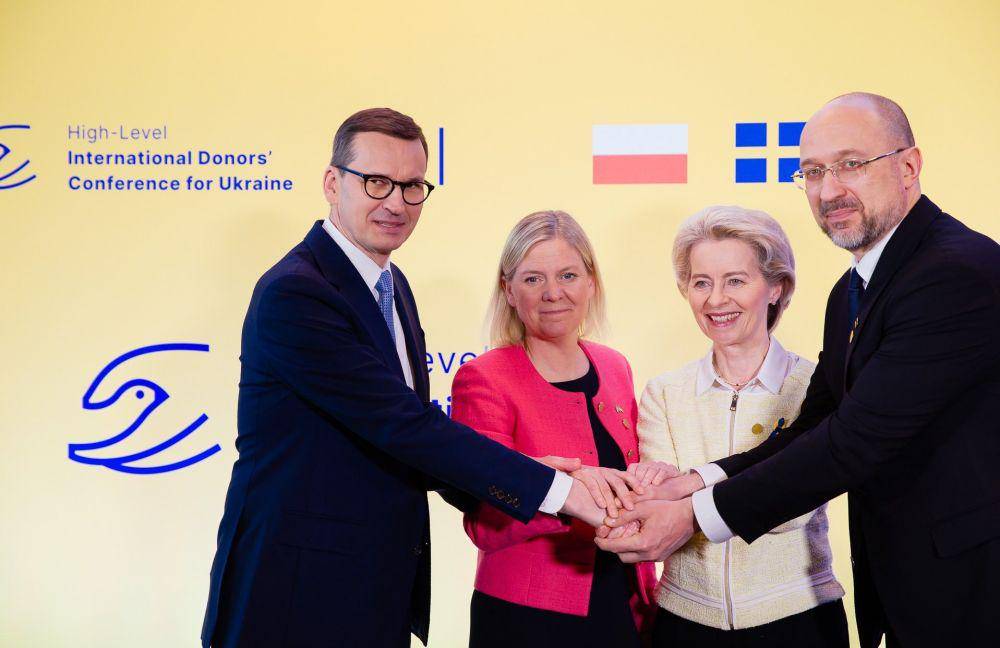 PM Polandia bersama PM Swedia dan pejabat tinggi UE (Twitter.com/Mateusz Morawiecki)