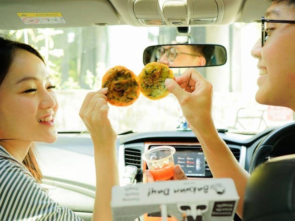 ilustrasi dua orang sedang makan gorengan (instagram.com/bakwanday)