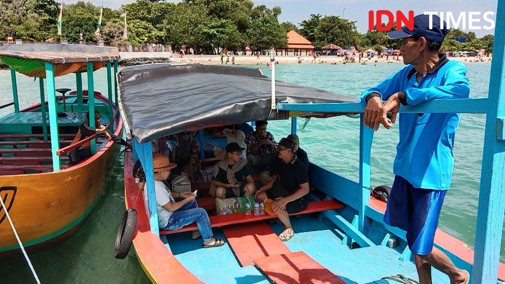 Seorang joki perahu wisata menanti penumpang sebelum berangkat menuju Pantai Pulau Panjang Jepara. (IDN Times/Fariz Fardianto)