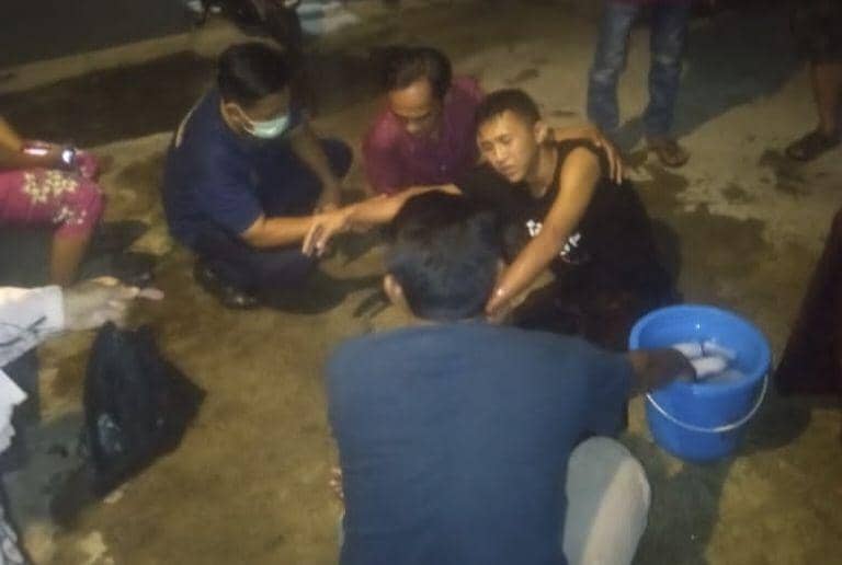 Petugas Pemadam Kebakaran dan Penyelamatan Kota Depok membantu warga yang mengalami luka bakar akibat kebakaran di sebuah kontrakan, Kecamatan Cimanggis, Kota Depok. (Istimewa)
