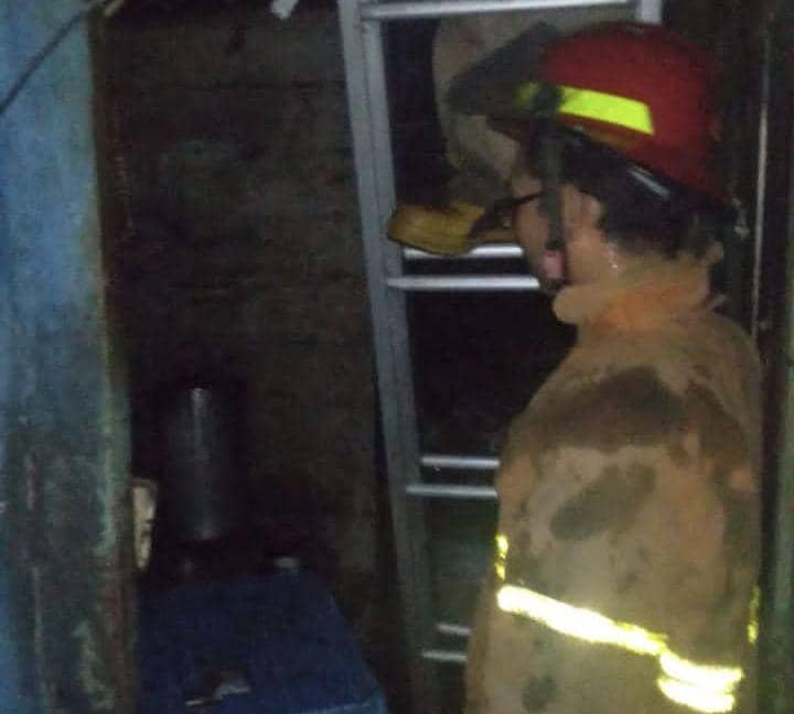 Petugas Pemadam Kebakaran dan Penyelamatan Kota Depok memadamkan api yang membakar dapur kontrakan, Kecamatan Cimanggis, Kota Depok. (Istimewa)