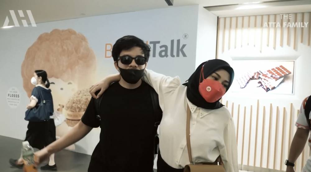 momen Atta dan Aurel belanja di Singapura (youtube.com/attahalilintar)
