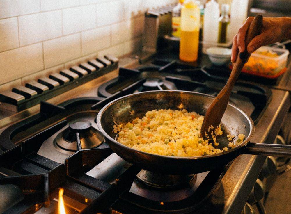 ilustrasi memasak nasi goreng (pexels.com/Anna Tarazevich)