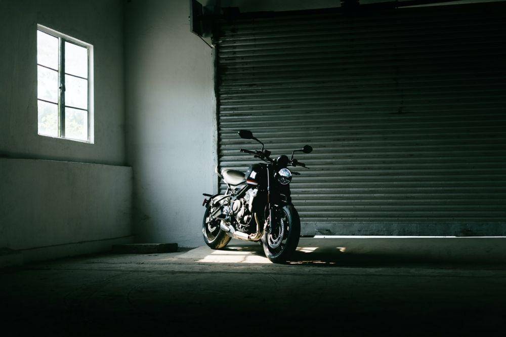Ilustrasi Motor Dimasukkan ke Garasi (pexels.com/Sourav Mishra)