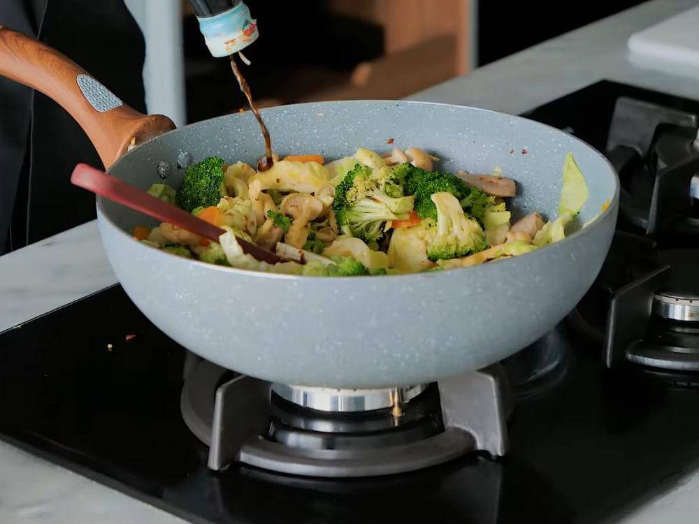 Ilustrasi memasukkan kecap asin (youtube.com/Willgoz Kitchen)