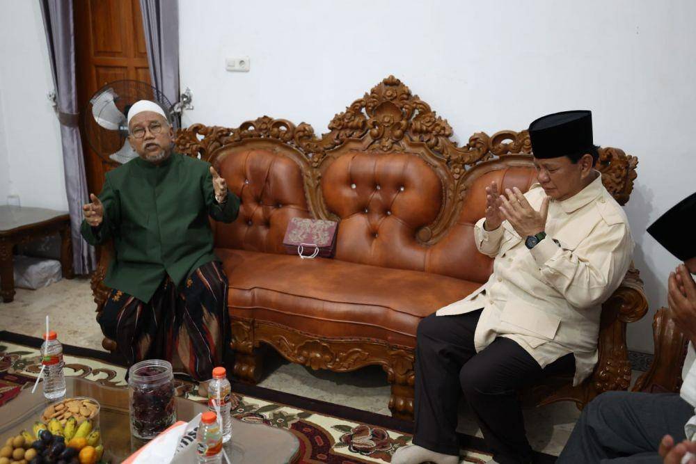 Menhan Prabowo Subianto bertemu dengan Pimpinan Ponpes Attauhidiyah Giren Talang, KH Ahmad Saidi (Dok. Angga Raka Prabowo)