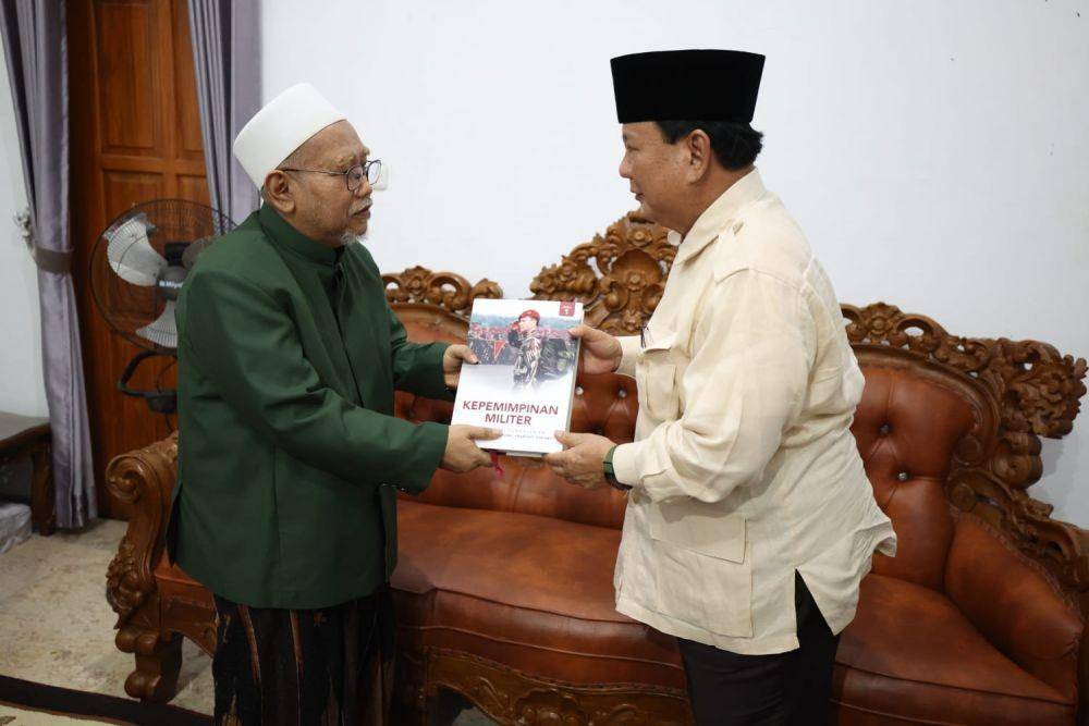 Menhan Prabowo Subianto bertemu dengan Pimpinan Ponpes Attauhidiyah Giren Talang, KH Ahmad Saidi (Dok. Angga Raka Prabowo)