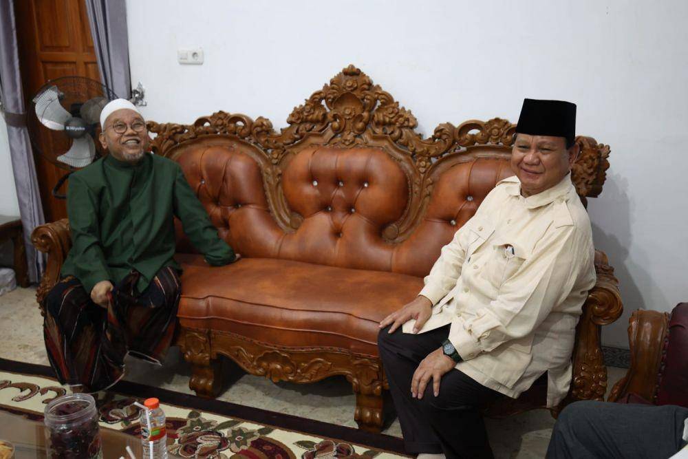 Menhan Prabowo Subianto bertemu dengan Pimpinan Ponpes Attauhidiyah Giren Talang, KH Ahmad Saidi (Dok. Angga Raka Prabowo)