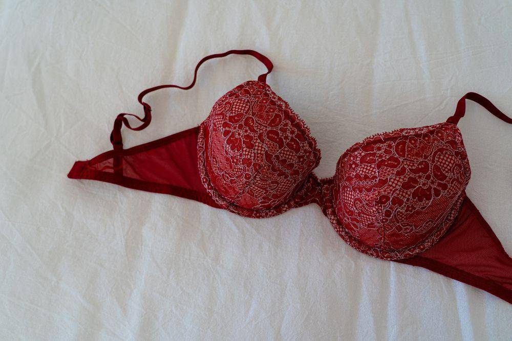 bra diatas kasur (pexels.com/@castorlystock)