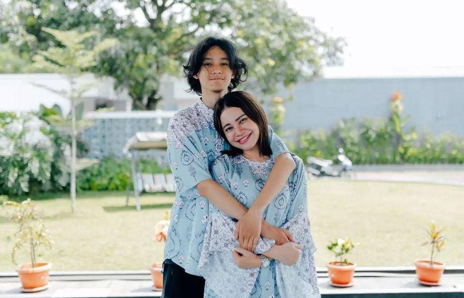 potret Rossa bersama anak tercinta (instagram.com/itsrossa910)