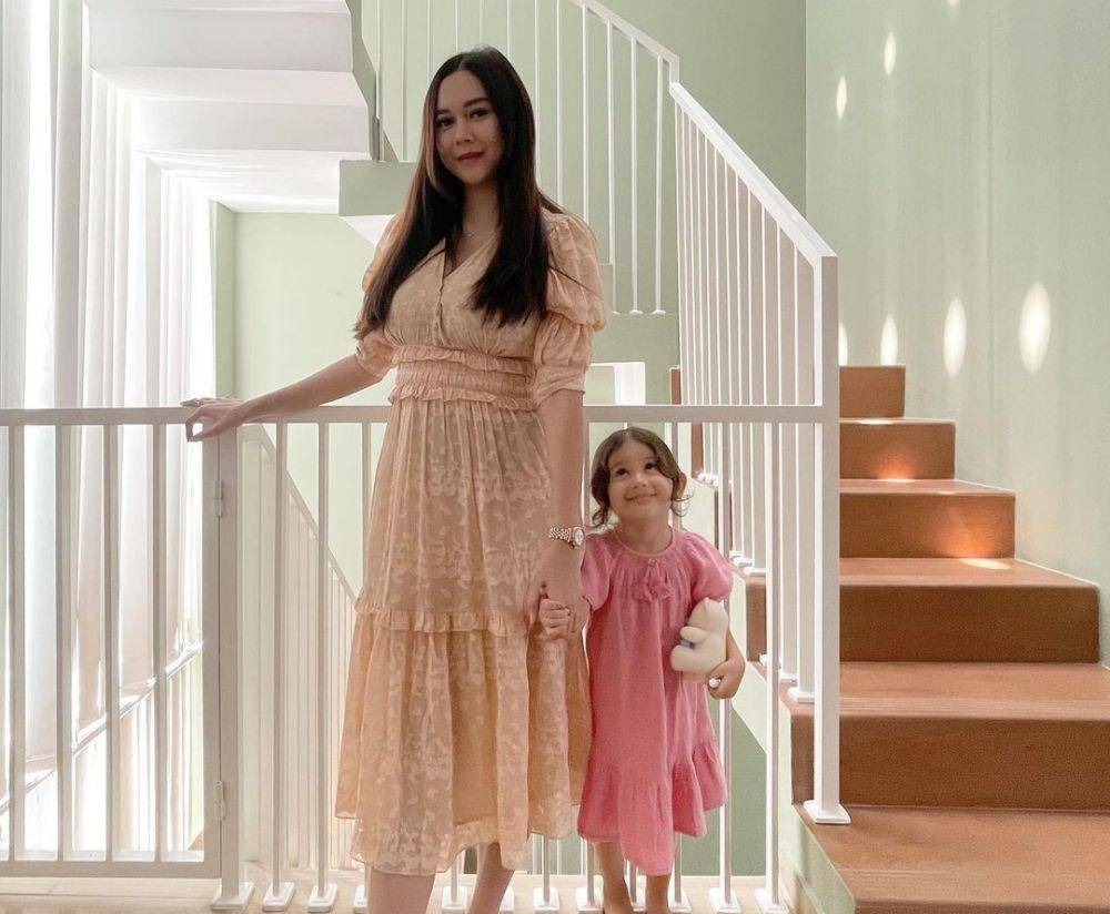 potret Aura Kasih bersama anaknya (instagram.com/aurakasih)