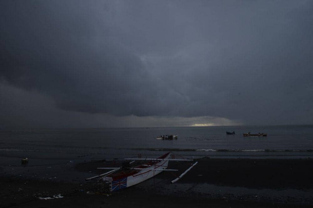 Suasana aktivitas nelayan di sekitar Pelabuhan Petta Tahuna, Kepulauan Sangihe, Sulut. IDNTimes/Ungke Pepotoh/bt