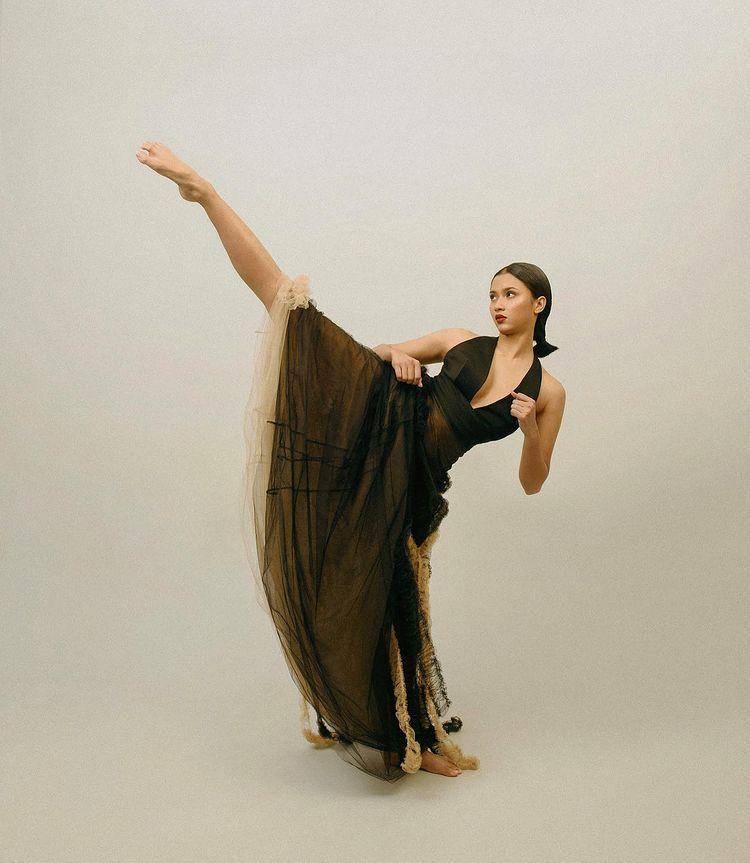 Foto serba hitam elegan Aghniny Haque (instagram.com/aghninyhaque)