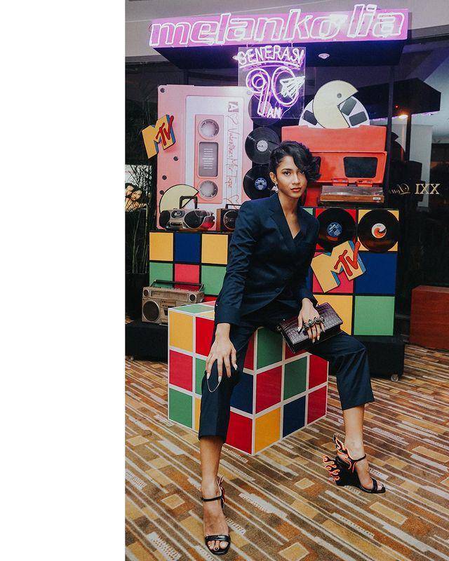 Foto serba hitam elegan Aghniny Haque (instagram.com/aghninyhaque)