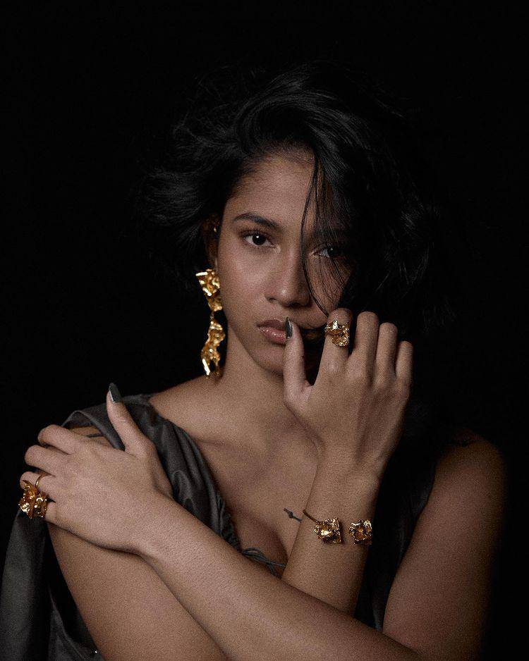 Foto serba hitam elegan Aghniny Haque (instagram.com/aghninyhaque)