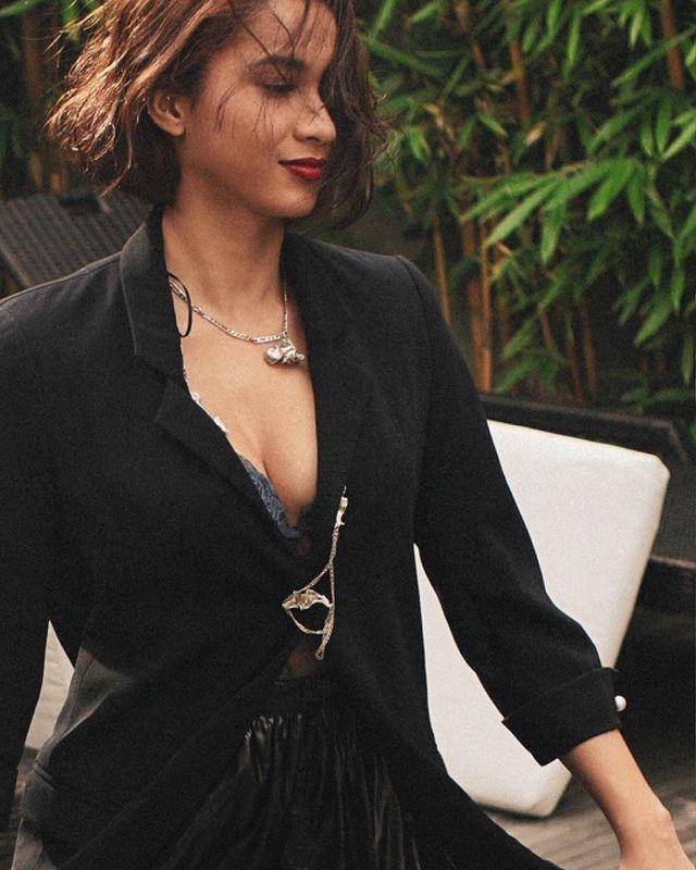 Foto serba hitam elegan Aghniny Haque (instagram.com/aghninyhaque)