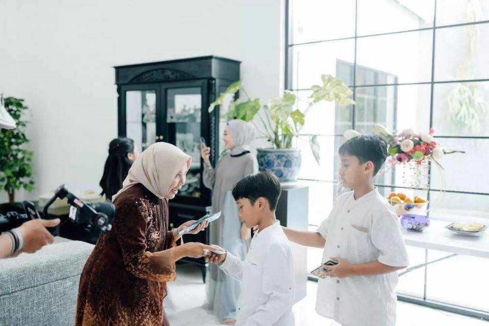 momen Rossa berbagi THR (instagram.com/itsrossa910)