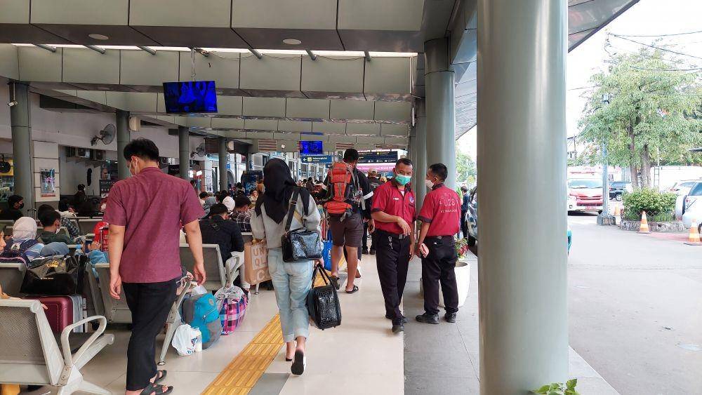 Suasana Stasiun Pasar Senen saat arus mudik 2022. (dok. Uji Sukma Medianti)