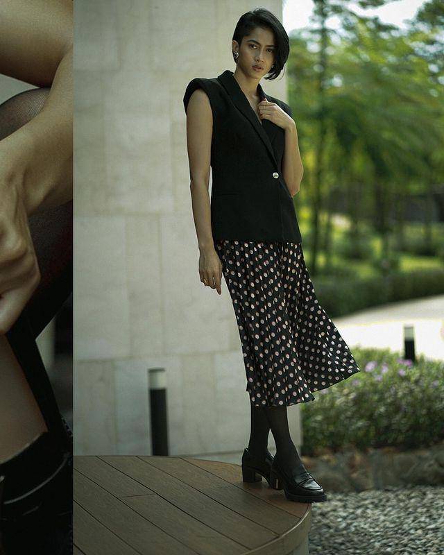 Foto serba hitam elegan Aghniny Haque (instagram.com/aghninyhaque)