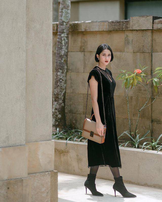 Foto serba hitam elegan Aghniny Haque (instagram.com/aghninyhaque)