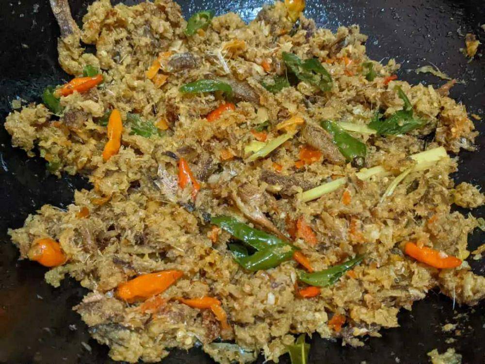 Menumis ikan suwir (instagram.com/nafisa_shidqia)