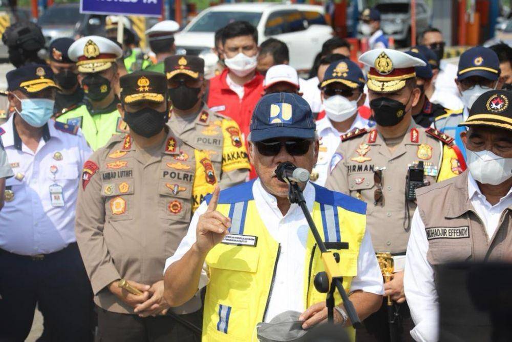 Menteri PUPR Basuki Hadimuljono di Tol Kalikangkung. (Dok Humas Polda Jateng)